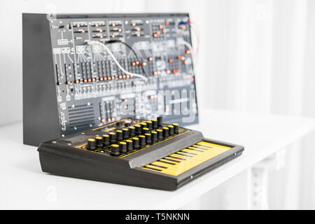 Zwei Synthesizern. EDP Wasp von 1978 und einem modernen Klon der Arp2600 von 1971 mit Patch Kabel, die in einem analogen Music Recording Studio. Stockfoto