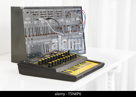 Zwei Synthesizern. EDP Wasp von 1978 und einem modernen Klon der Arp2600 von 1971 mit Patch Kabel, die in einem analogen Music Recording Studio. Stockfoto