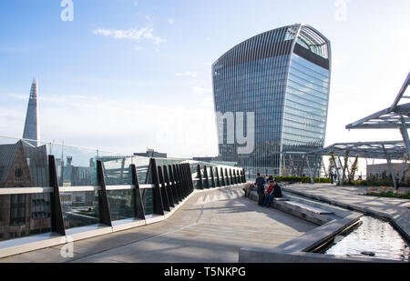 Blick auf Skygarden und Der Shard in London vom Dach aus der 15. Etage des Fen Hof Stockfoto