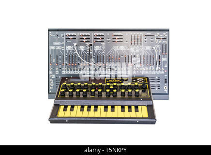 Zwei Synthesizern. EDP Wasp von 1978 und einem modernen Klon der Arp2600 von 1971 mit Patch Kabel, die in einem analogen Music Recording Studio. Stockfoto