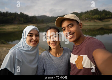 Selfie drei Freund und muslimische Frau Stockfoto