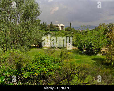 Tempel des Hephaistos in Athen, Griechenland. Landschaft mit Olivenbäumen bewölkter Himmel, hell, und antiken griechischen Tempel. Stockfoto