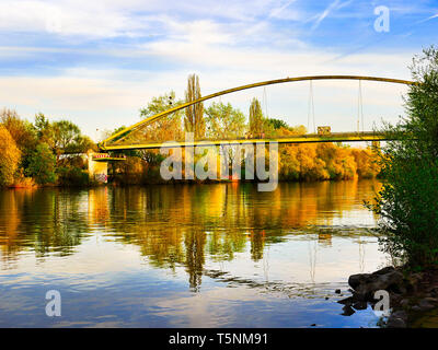 Eine Fußgängerbrücke in Frankfurt fechenheim über den Main bezeichnet Arthur von Weinberg Steg Stockfoto