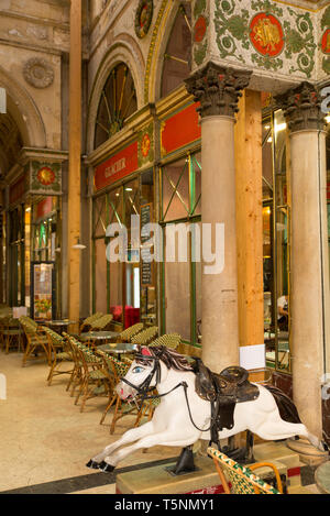 Karussell oder Merry-go-round Pferd in einem Café in Bordeaux, Gironde. / Cheval de Manege dans un café de Bordeaux à l'entrée de la galerie Bordelaise. Stockfoto