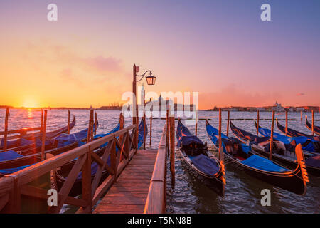Gondeln günstig zu den Polen in Europa Venedig, in der Nähe der Innenstadt und Saint Mark Square mit einem Hintergrund Blick auf die Kirche von San Giorgio Maggiore Stockfoto
