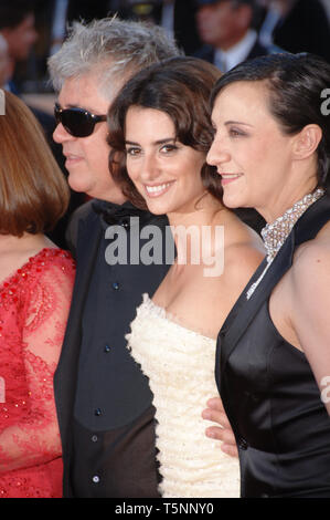 CANNES, Frankreich. 19. Mai 2006: Schauspielerinnen PENELOPE CRUZ (Mitte), BLANCA PORTILLIO & Regisseur Pedro Almodovar im Gala Screening für "Volver" auf der 59. jährlichen Internationalen Film Festival de Cannes. © 2006 Paul Smith/Featureflash Stockfoto