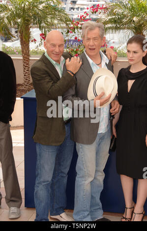 CANNES, Frankreich. 22. Mai 2006: Schauspieler Patrick Stewart & Sir IAN McKELLEN am Fotoshooting für "X-Men 3: Der letzte Widerstand" auf der 59. jährlichen Internationalen Film Festival de Cannes. © 2006 Paul Smith/Featureflash Stockfoto