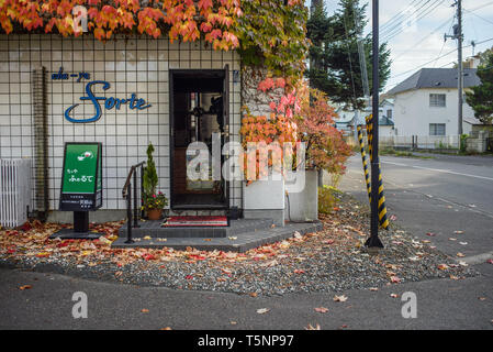 Ein Gebäude mit Efeu in Abashiri, Hokkaido, Japan abgedeckt Stockfoto