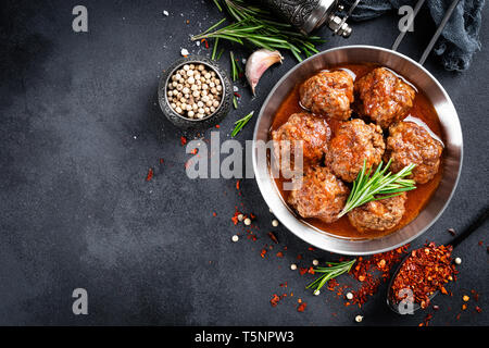 Rindfleisch Frikadellen mit Gewürzen in Tomatensoße Stockfoto