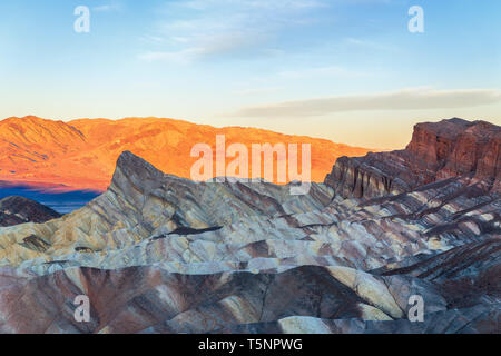 Berühmte Zabriskie Point bei Sonnenuntergang im Death Valley National Park. Kalifornien. USA Stockfoto