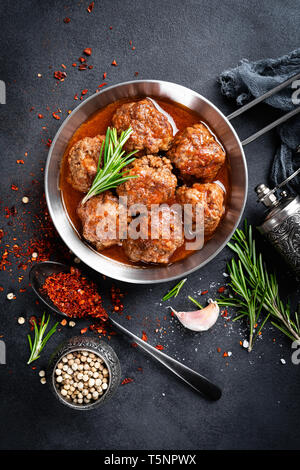 Rindfleisch Frikadellen mit Gewürzen in Tomatensoße Stockfoto