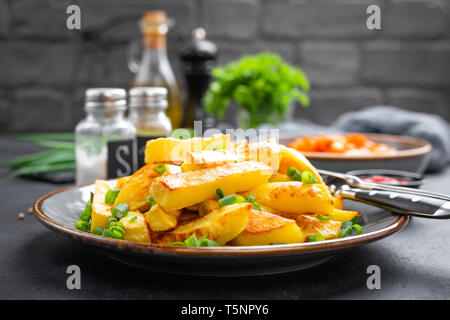 Gebacken, gebraten Kartoffel auf Platte Stockfoto