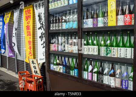 Vitrine mit Sake Flaschen auf der Straße von Abashiri, Hokkaido, Japan Stockfoto