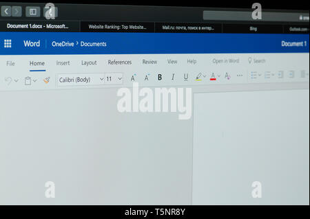 New York, USA - 22. April 2019: Neue Microsoft Office Word Dokument im Internet auf dem Laptop Bildschirm schließen Stockfoto