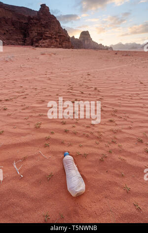 Kunststoffabfälle Flasche auf Sand in der Wüste. Umweltproblem, Kunststoffabfälle, die Probleme und die globale Erwärmung Stockfoto