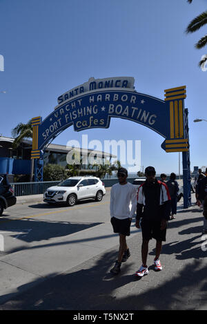 LOS ANGELES, CA/USA - 11. APRIL 2019: Die berühmten Santa Monica Pier Schild am Eingang zum Pier Stockfoto