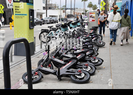 LOS ANGELES, CA/USA - 19. APRIL 2019: kostenfreie Leihfahrräder und E-Scooter verstopfen die Straßen und Bürgersteige auf Abbot Kinney Boulevard in Venice Beach Stockfoto