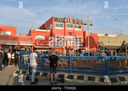 LOS ANGELES, CA/USA - November 17, 2018: Touristen Menge um das Gewicht pen Muscle Beach in Venedig, Kalifornien Stockfoto