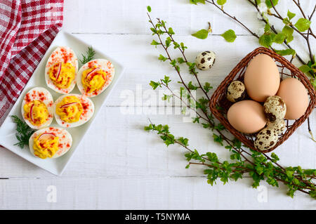 Russische Eier. Köstliche Vorspeise. Gekochte Eier gefüllt mit Eigelb, Senf, Mayonnaise, Paprika. Klassisches Rezept. Die Ansicht von oben Stockfoto