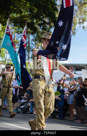 Australische Armee behält sich Stolz marschieren und Lager Flaggen während der ANZAC Day street parade Stockfoto