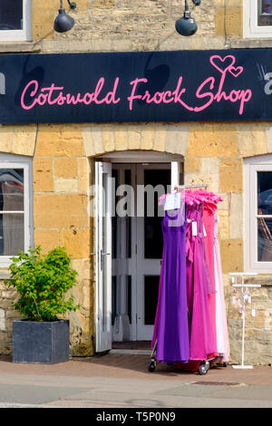 Um das Cotswold Stadt Stow-on-the-Wold Gloucestershire UK Cotswold Gehrock shop Stockfoto