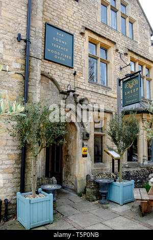 Um das Cotswold Stadt Stow-on-the-Wold Gloucestershire Großbritannien das Schaf Bar und Zimmer Stockfoto