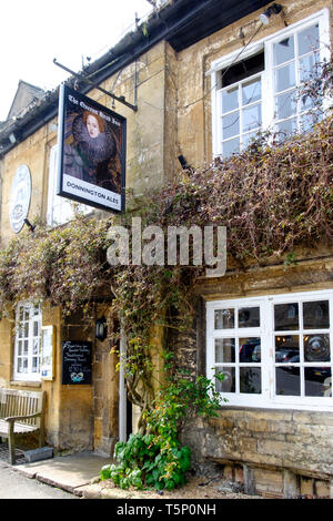 Um das Cotswold Stadt Stow-on-the-Wold Gloucestershire UK The Queens Head Pub Stockfoto