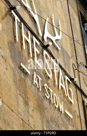 Um das Cotswold Stadt Stow-on-the-Wold Gloucestershire UK Der Hirsch zu verstauen Stockfoto