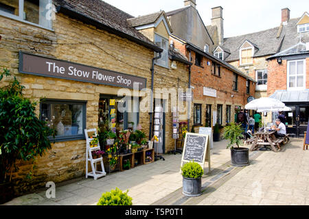 Um das Cotswold Stadt Stow-on-the-Wold Gloucestershire UK Talbot Square Geschäfte Stockfoto