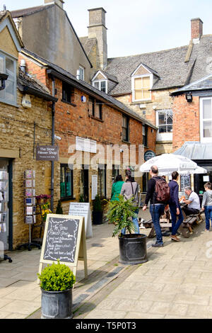 Um das Cotswold Stadt Stow-on-the-Wold Gloucestershire UK Talbot Square Geschäfte Stockfoto