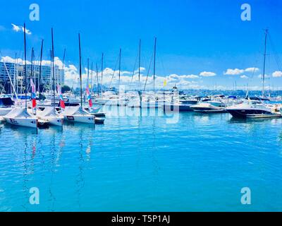 Boote am Hafen mit schönen kristallklarem, türkisfarbenem Wasser Stockfoto