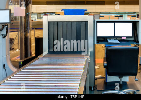 Gepäck x-ray Scanner Sicherheit im Flughafen Stockfoto