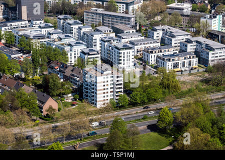 Neu errichtete Wohnsiedlung "kronenburg" entlang der Bundesstraße. 1 (Ruhrschnellweg) im Stadtgebiet von Dortmund, Deutschland --- Neu errichtete Wohnsiedlung "kronenburg" entlang der Bundesstraße Nr. 1 (Ruhrschnellweg) im Stadtgebiet von Dortmund, Deutschland Stockfoto