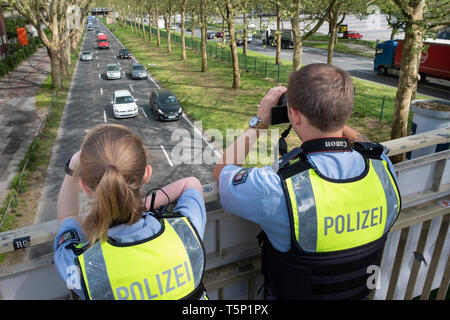 Deutsche Polizei verwenden, um ein Video Kamera die Autofahrer von einer Brücke über die Bundesstraße Nr. 1 (Ruhrschnellweg), um zu sehen, ob Treiber sind mit einem Smartphone während der Fahrt. Dortmund, Deutschland Stockfoto