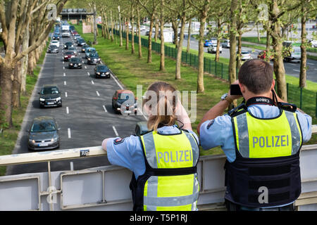 Deutsche Polizei verwenden, um ein Video Kamera die Autofahrer von einer Brücke über die Bundesstraße Nr. 1 (Ruhrschnellweg), um zu sehen, ob Treiber sind mit einem Smartphone während der Fahrt. Dortmund, Deutschland Stockfoto