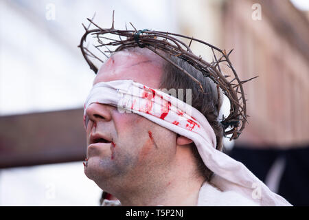 Die walsall Town Center Ministerium neu erlassen, Jesus das Kreuz am Karfreitag. Stockfoto