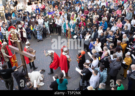 Die walsall Town Center Ministerium neu erlassen, Jesus das Kreuz am Karfreitag. Stockfoto