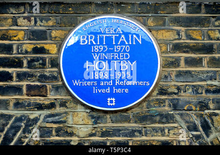 London, England, UK. Commemorative blaue Plakette: Vera Brittain (1893-1970) Winifred Holtby (1898-1935) Schriftsteller und Reformer, lebten hier. 58 Doughty St Stockfoto