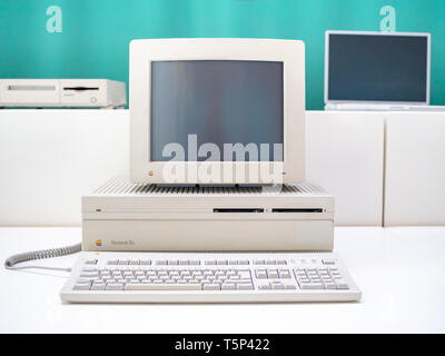 TERRASSA, SPANIEN - 19. MÄRZ 2019: Apple Macintosh IIfx Computer im Nationalen Museum für Wissenschaft und Technologie von Katalonien Stockfoto