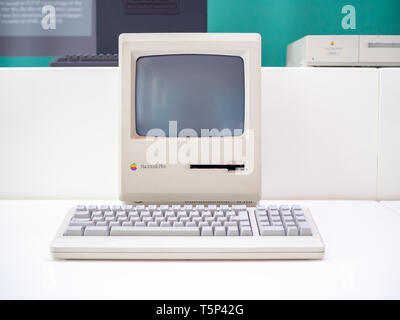 TERRASSA, SPANIEN - 19. MÄRZ 2019: Apple Macintosh Plus Personal Computer im Nationalen Museum für Wissenschaft und Technologie von Katalonien Stockfoto