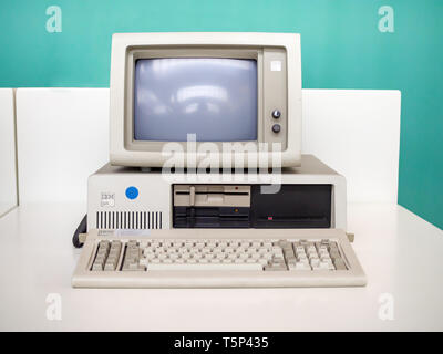 TERRASSA, SPANIEN - 19. MÄRZ 2019: IBM-Personal Computer XT im Nationalen Museum für Wissenschaft und Technologie von Katalonien Stockfoto