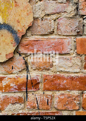 Leere Vintage Red Brick Wall Textur. Fassade mit Kratzer beschädigt werden. Leere Alte Mauer Textur. Malte Distressed Wandoberfläche. Grunge Breite Stockfoto