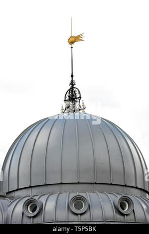 Alte Aluminium Dome mit goldenen Ornament auf der Oberseite Stockfoto