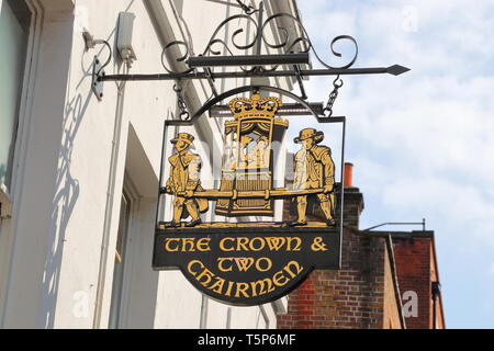 Zeichen außerhalb der Krone & zwei Vorsitzenden Pub in Soho, London, UK Stockfoto