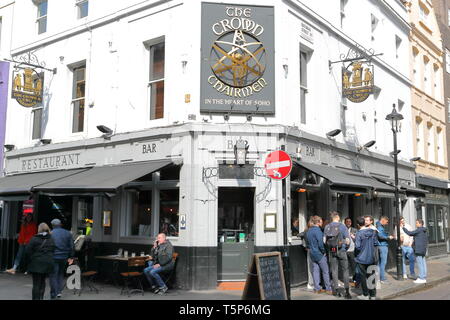 Die Leute trinken außerhalb der Krone & zwei Vorsitzenden Pub in Soho, London, UK Stockfoto