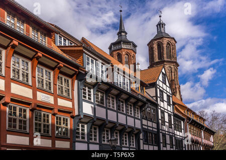 Fachwerkhäuser und die St.-Johannis-Kirche in Göttingen, Niedersachsen, Deutschland | Fachwerkhäuser und St. John's Church in Göttingen, Lowe Stockfoto