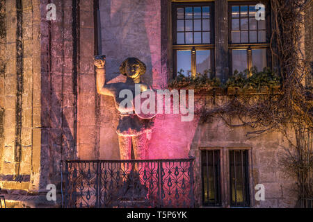 Roland am Rathaus in der Abenddämmerung, Quedlinburg, Sachsen-Anhalt, Deutschland | Roland Statue am Rathaus in der Dämmerung, Quedlinburg, Sachsen Stockfoto