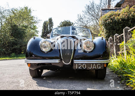 Moreton, Großbritannien - 20 April 2019: Pristine vintage schwarz Jaguar Sportwagen im Dorf von Moreton, Dorset, Großbritannien geparkt Stockfoto