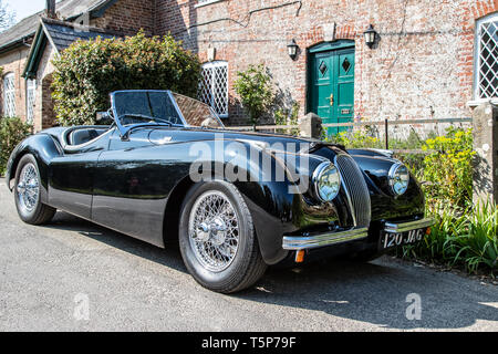 Moreton, Großbritannien - 20 April 2019: Pristine vintage schwarz Jaguar Sportwagen im Dorf von Moreton, Dorset, Großbritannien geparkt Stockfoto