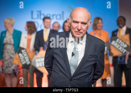 Sir Vince Cable beim Starten der Liberalen Demokraten Kampagne für die Wahlen zum Europäischen Parlament am Dock Gallery in London. Stockfoto